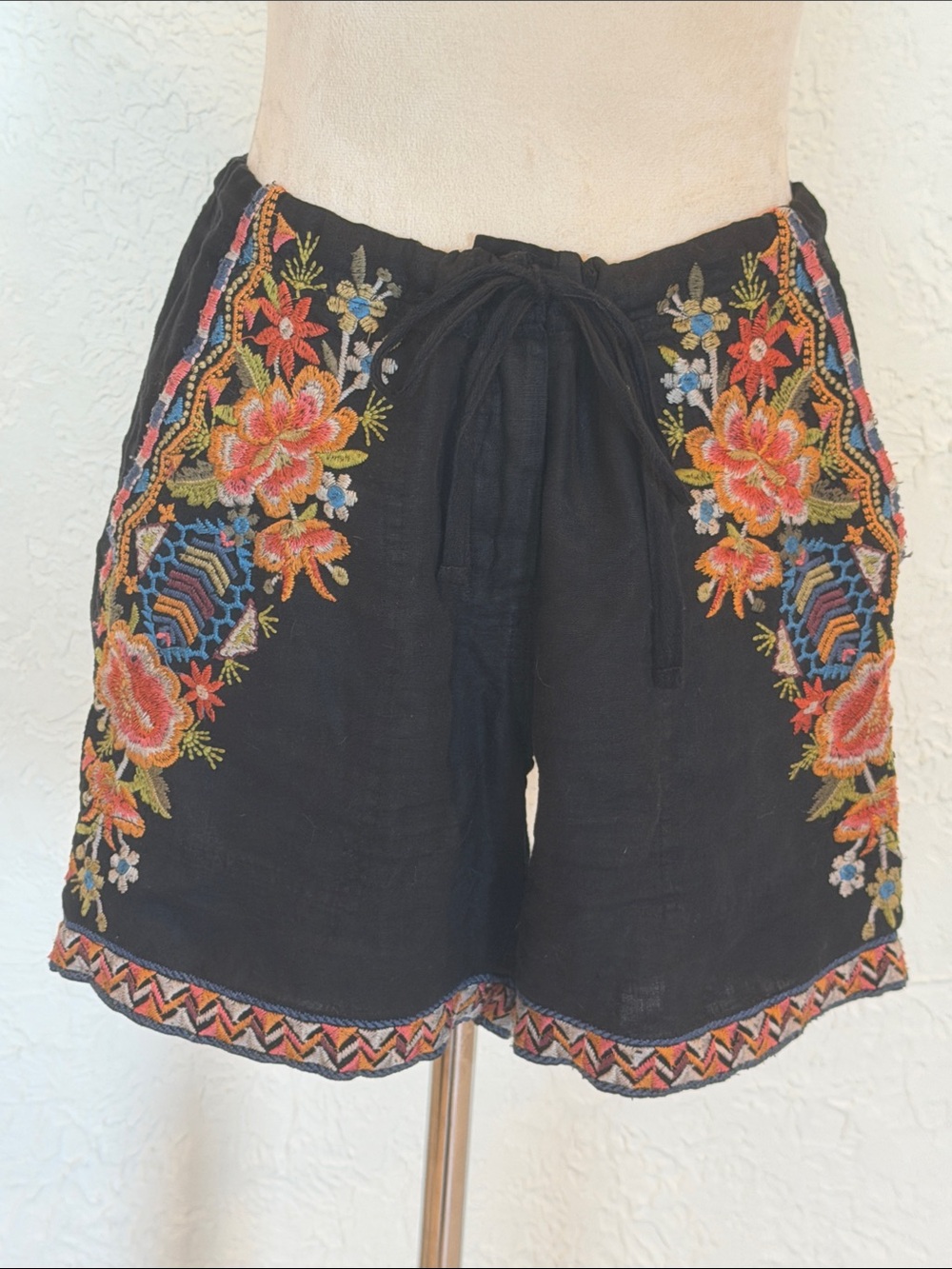 Johnny Was Black Embroidered Floral Drawstring Shorts linen size XS or Small